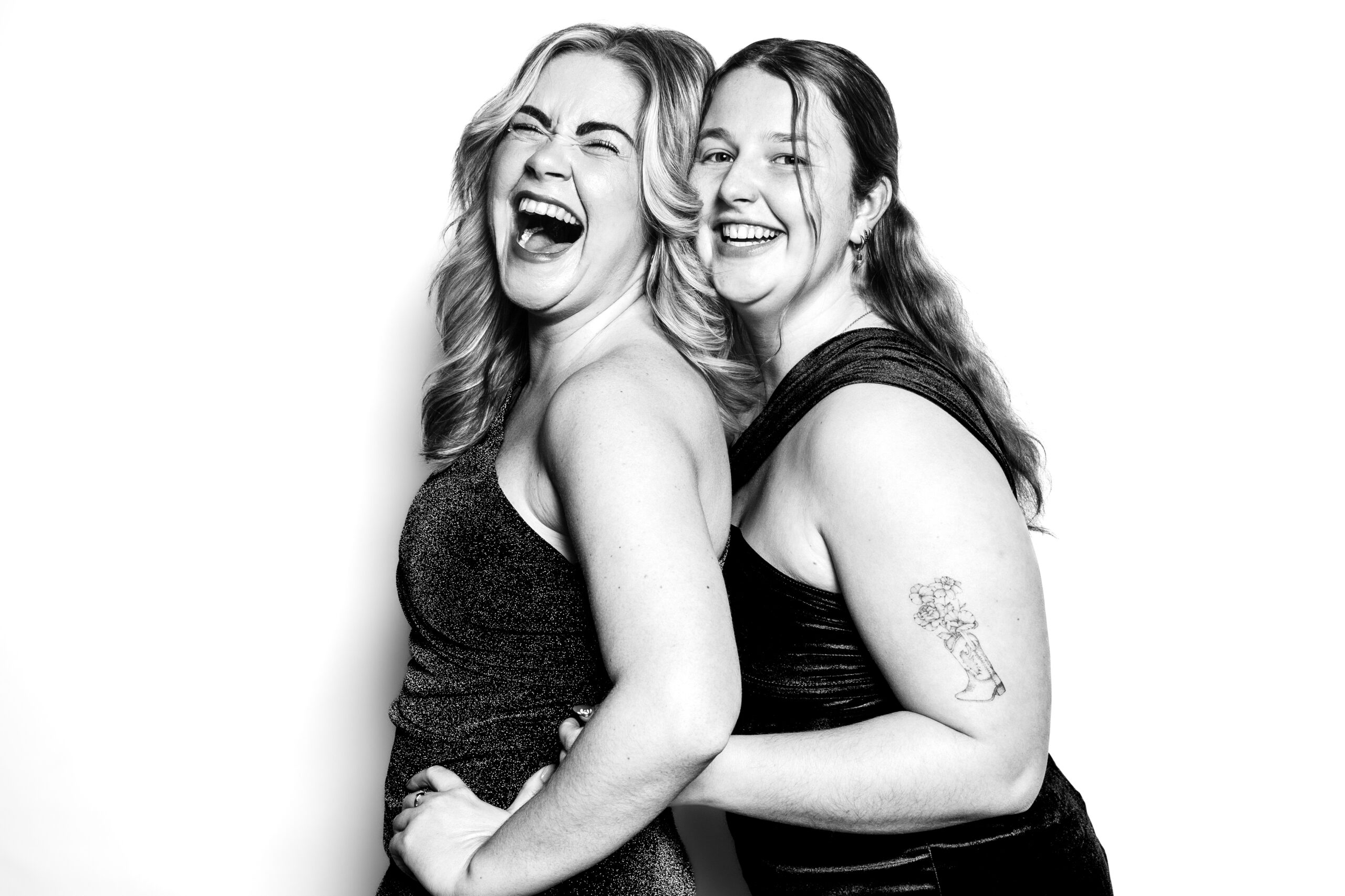 Lachende gasten poseren voor photobooth